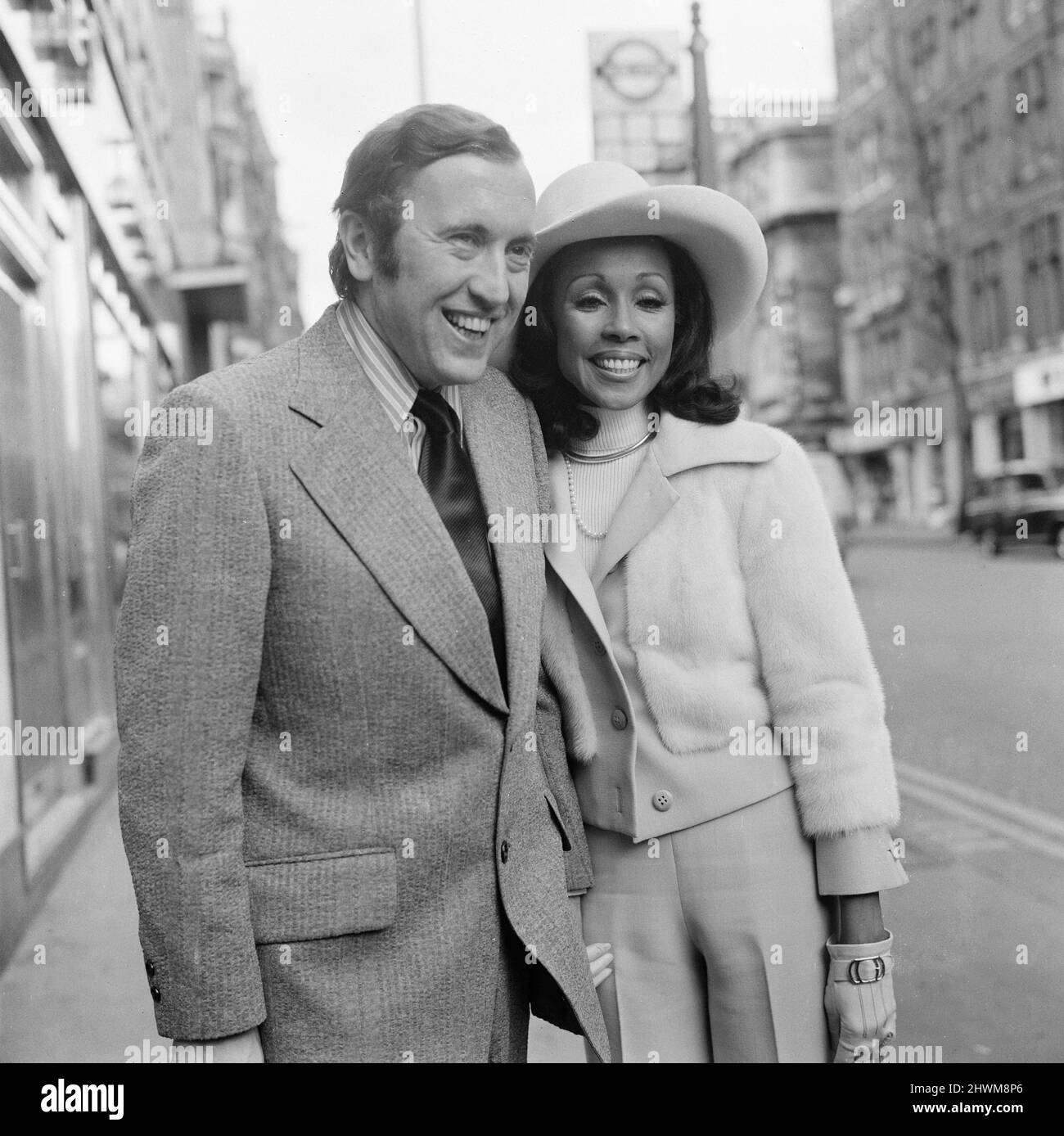 Diahann Carroll, cantante e attrice americana, con la fiance David Frost, raffigurata insieme a Londra, domenica 26th marzo 1972. Foto Stock