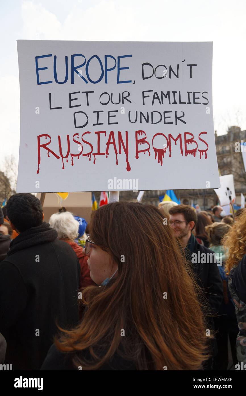 Parigi, Francia. 05th Mar 2022. Manifestazione per denunciare l'invasione dell'Ucraina da parte della Russia il 5 marzo 2022 a Parigi, Francia. Foto Stock