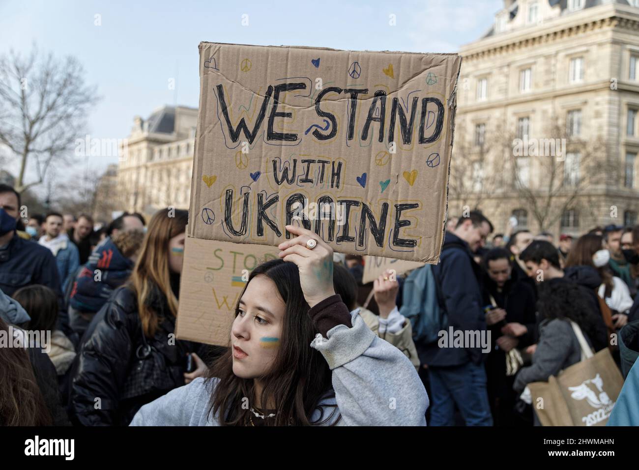 Parigi, Francia. 05th Mar 2022. Manifestazione per denunciare l'invasione dell'Ucraina da parte della Russia il 5 marzo 2022 a Parigi, Francia. Foto Stock