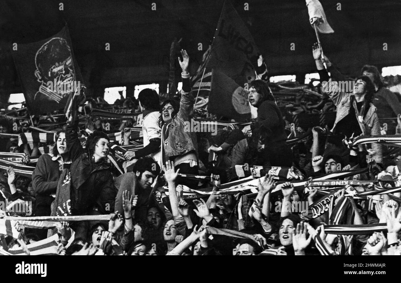 Inglese League Division 1 match ad Anfield.Liverpool 2 contro Leeds United 0. I tifosi di Liverpool cantano nel Kop dopo la vittoria che li ha portati a distanza ravvicinata dal titolo della prima Divisione. 23rd aprile 1973. Foto Stock