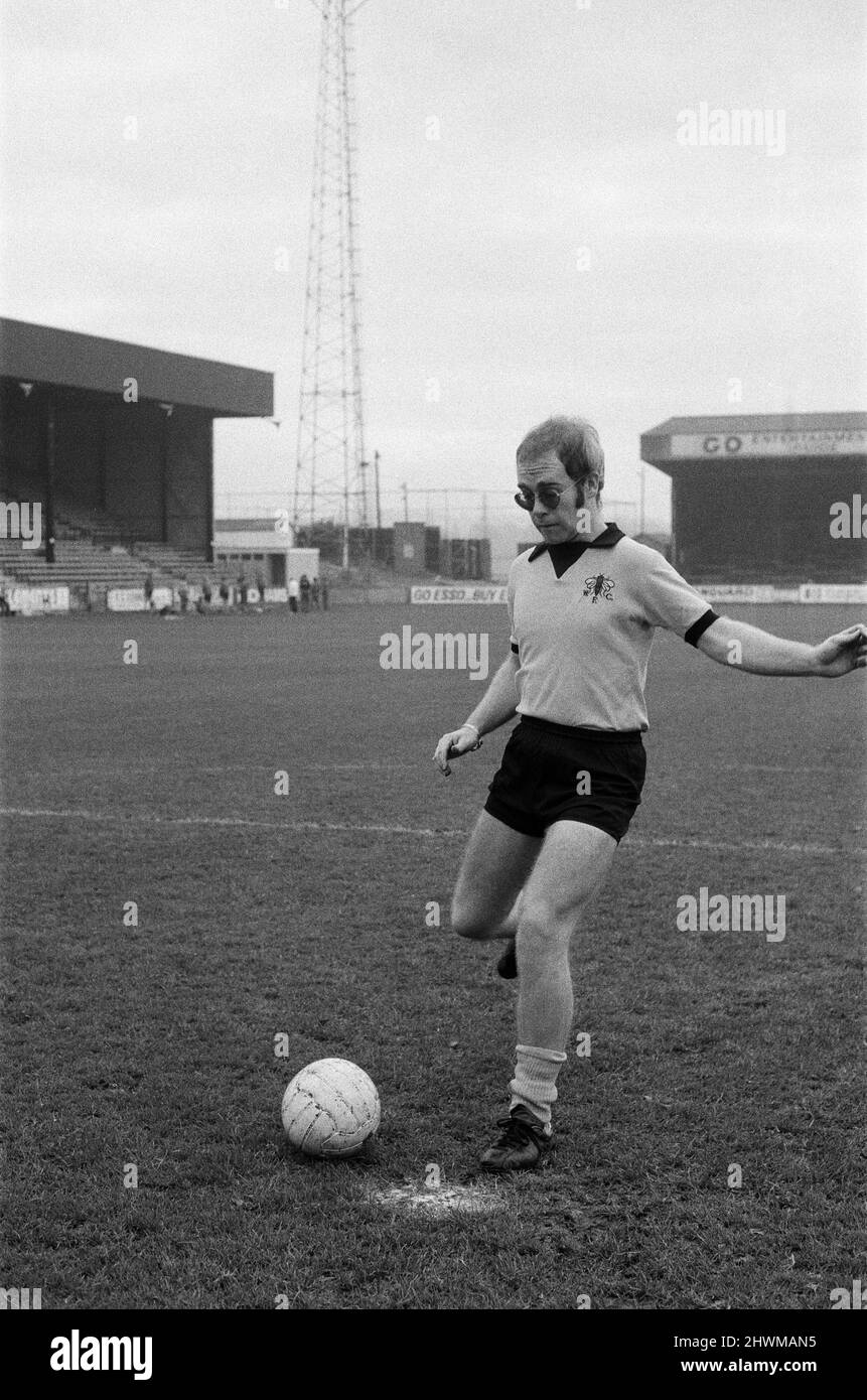 Elton John, che è appena tornato da un viaggio in America, vuole essere un direttore di Watford FC. Egli è sempre stato una ventola ed è appena stato fatto un vice presidente. Nella foto a Watford per soddisfare e treno con i giocatori a tenersi in forma. Il 7 novembre 1973. Foto Stock