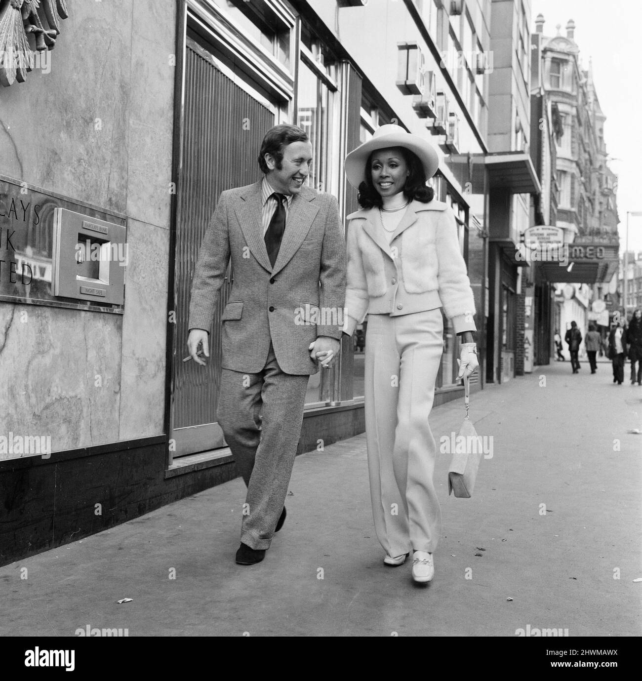 Diahann Carroll, cantante e attrice americana, con la fiance David Frost, raffigurata insieme a Londra, domenica 26th marzo 1972. Foto Stock
