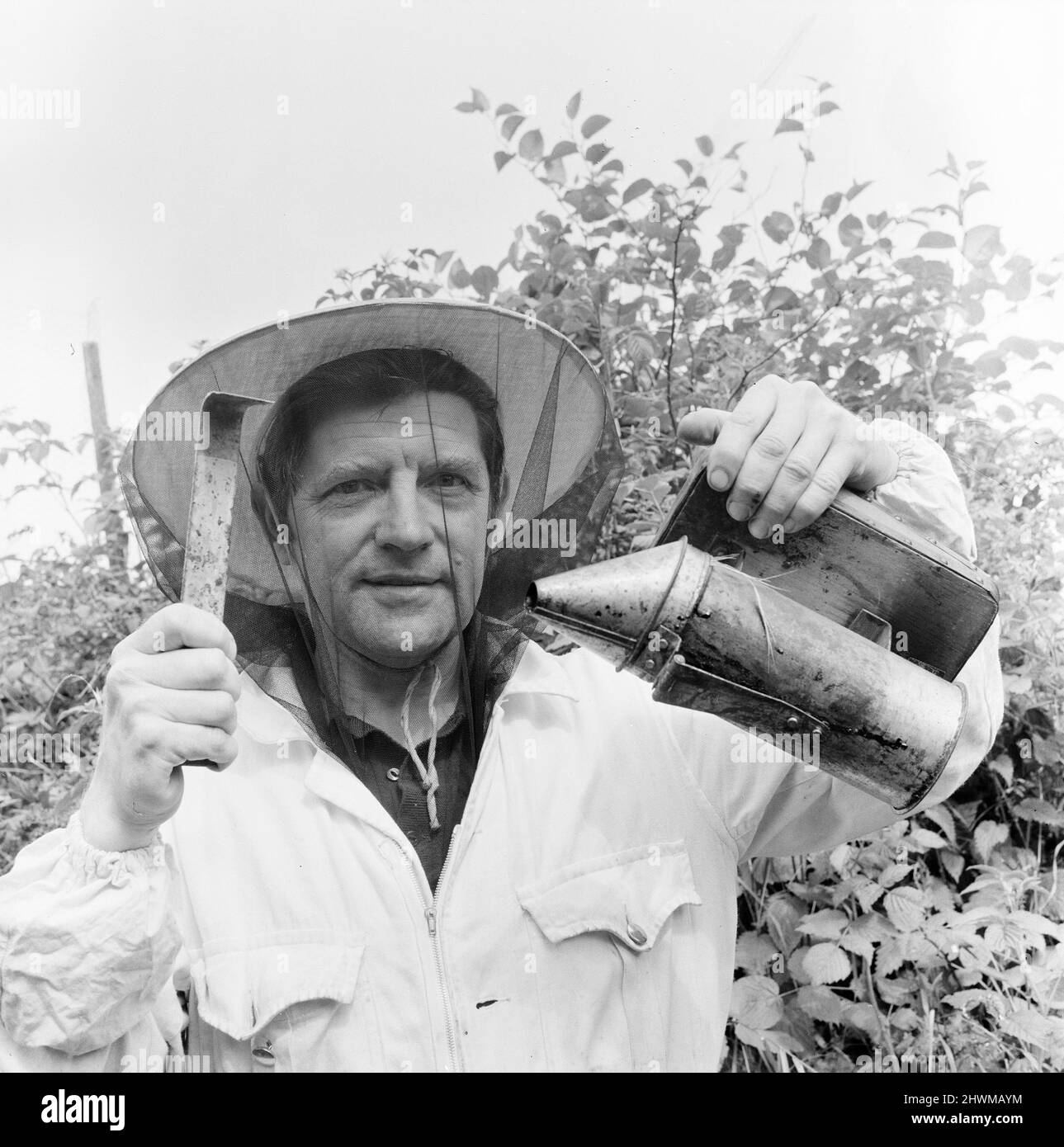 Apicoltore, G Baitey, Holding Smoker con scudo termico e gancio, Newcastle, 22nd luglio 1971. Foto Stock