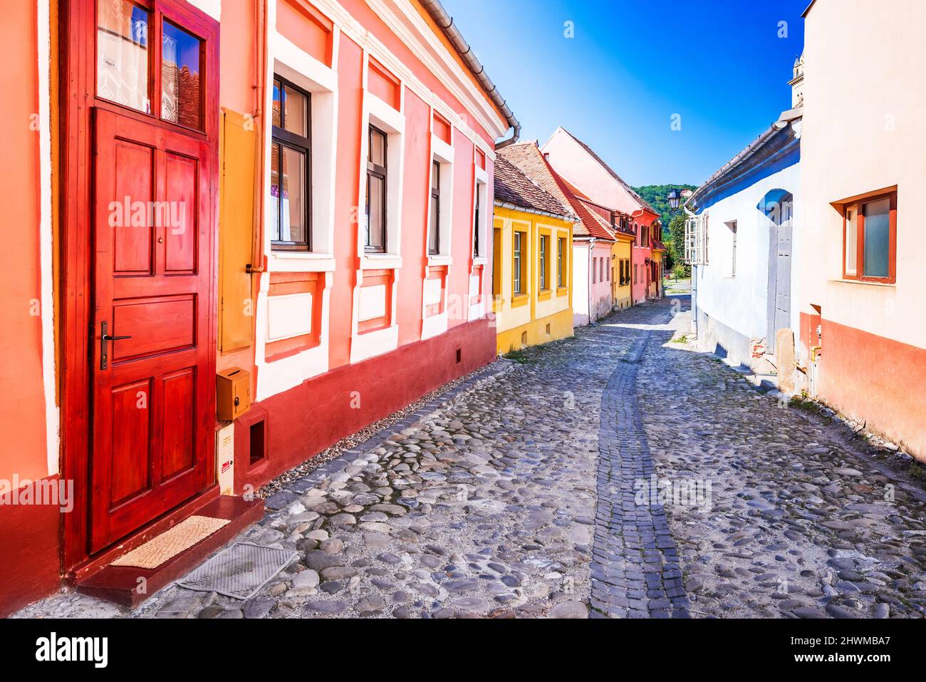 Sighisoara, Romania. Famose strade lastricate con case colorate nella città medievale-fortezza, in Transilvania destinazione di viaggio in Europa orientale Foto Stock