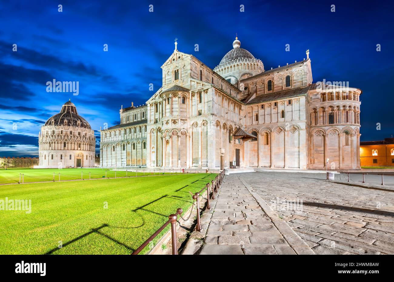 Pisa, Italia. Pizza dei Miracoli con Cattedrale pisana, pietra miliare della Toscana Foto Stock