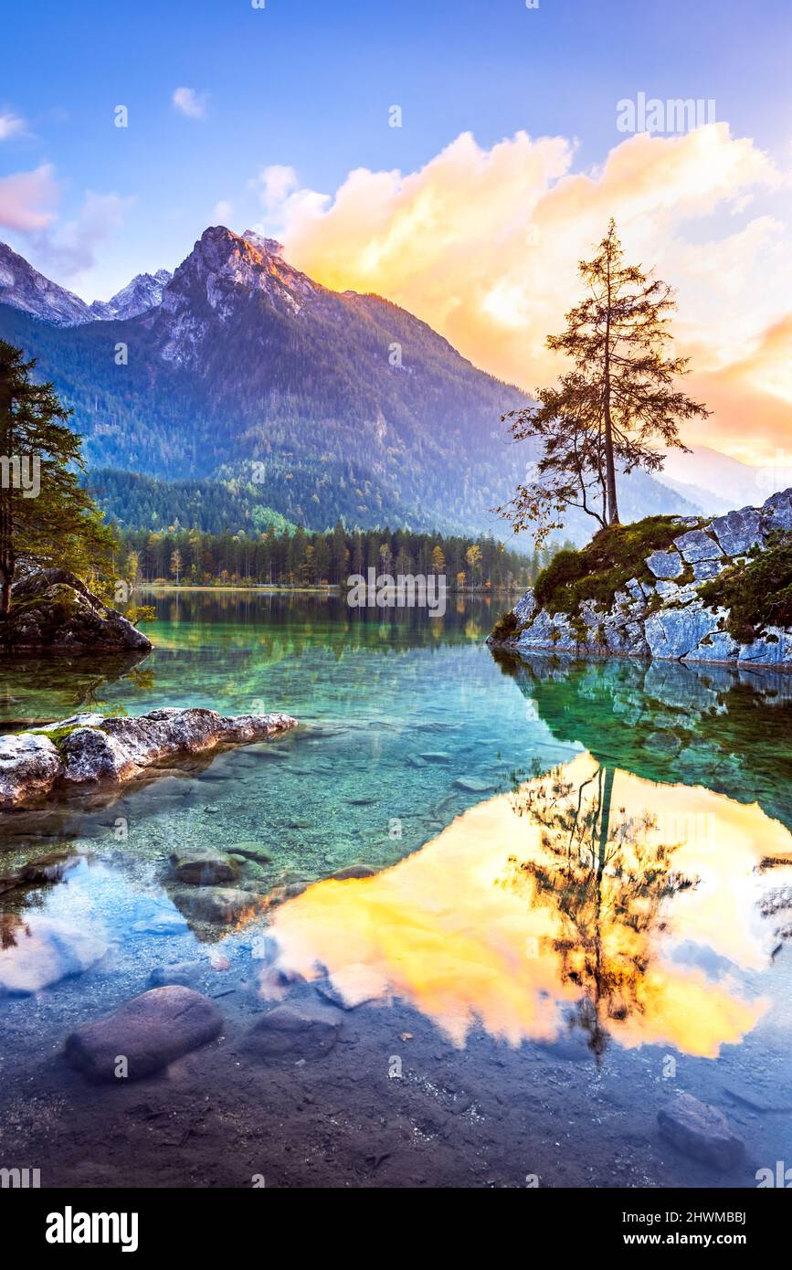 Hintersee, Baviera. Meraviglioso tramonto autunnale del lago di Hintersee. Idilliache Alpi bavaresi, Germania, Europa. Bellezza della natura concetto sfondo. Foto Stock