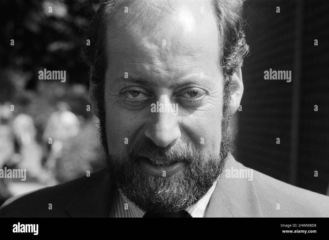 Clement Freud vince alle elezioni 'sono felice', ha detto, quando gli è stato chiesto di essere felice dopo che è stato annunciato che aveva vinto le elezioni per Ely per il Partito Liberale. Clement Freud è entrato in parlamento dopo aver sminato l'isola di Ely per le elezioni con una maggioranza di 1.470 nel 1973, e, dopo i cambiamenti di confine, ha continuato a rappresentare il Nord Est Cambridgeshire fino al 1987. Foto scattata il 27th luglio 1973 Foto Stock