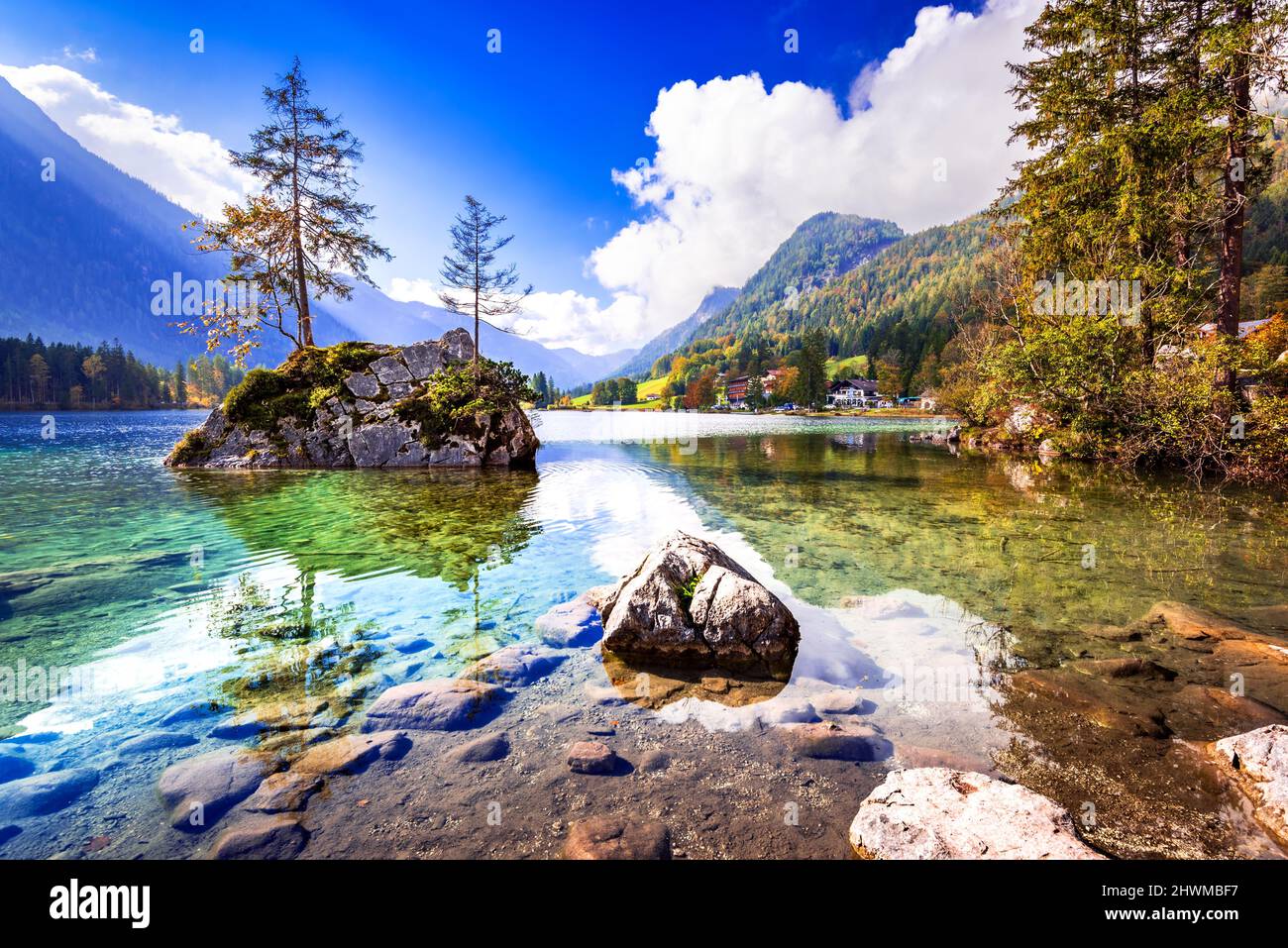 Lago di Hintersee, Germania. Meravigliosa luce del sole autunnale sul lago di Hintersee, Berchtesgaden.. Alpi bavaresi, Europa. Bellezza della natura concetto sfondo. Foto Stock