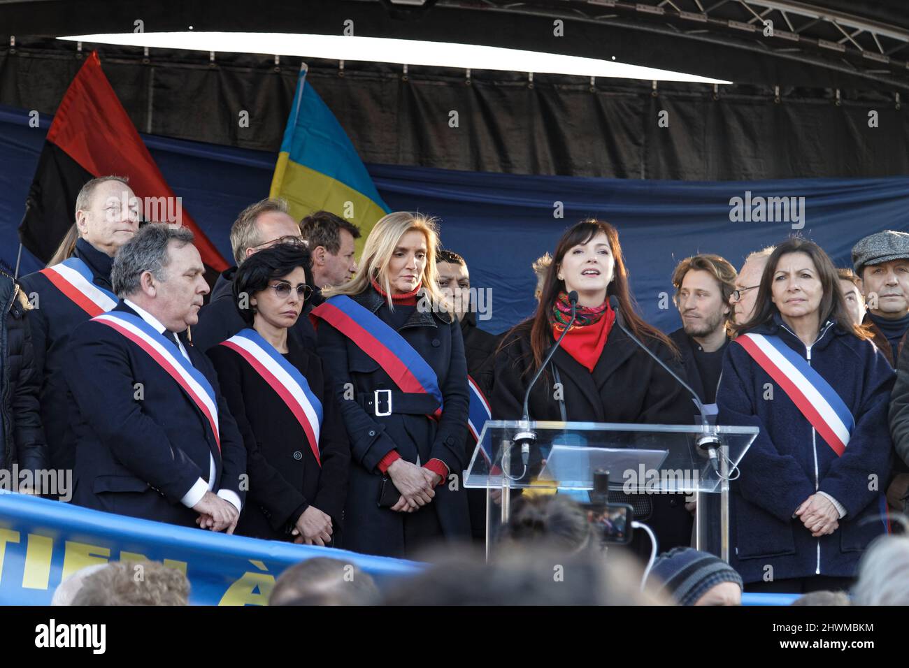Parigi, Francia. 05th Mar 2022. Francis Szpiner, Rachida dati e Anne Hidalgo partecipano alla manifestazione per denunciare l'invasione dell'Ucraina da parte della Russia. Foto Stock