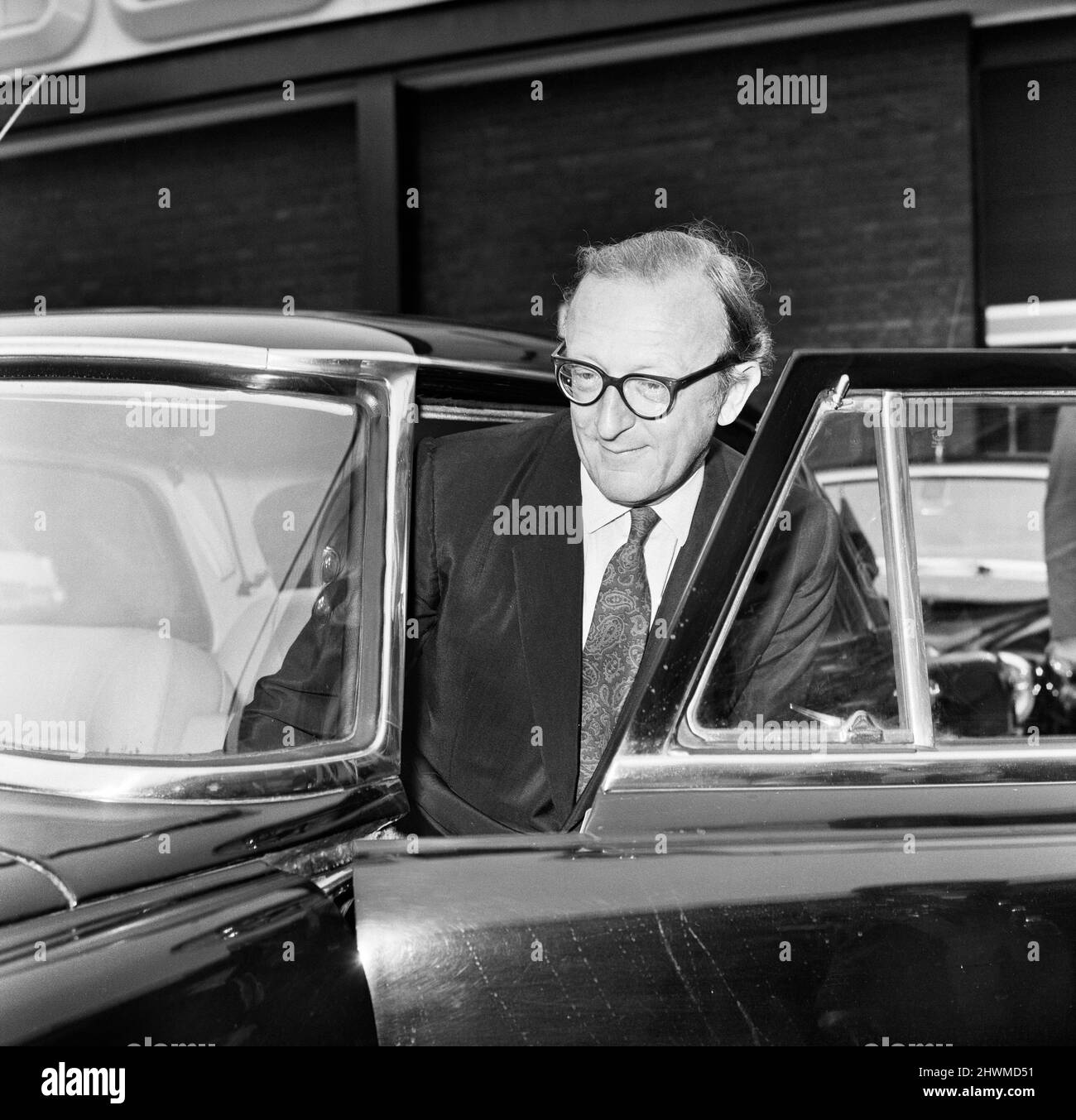 Il Segretario di Stato per la Difesa Lord Carrington è stato raffigurato all'arrivo all'aeroporto di Heathrow, Londra, dopo un colloquio con il primo ministro maltese Dom Mintoff a Malta. 21st agosto 1971. Foto Stock