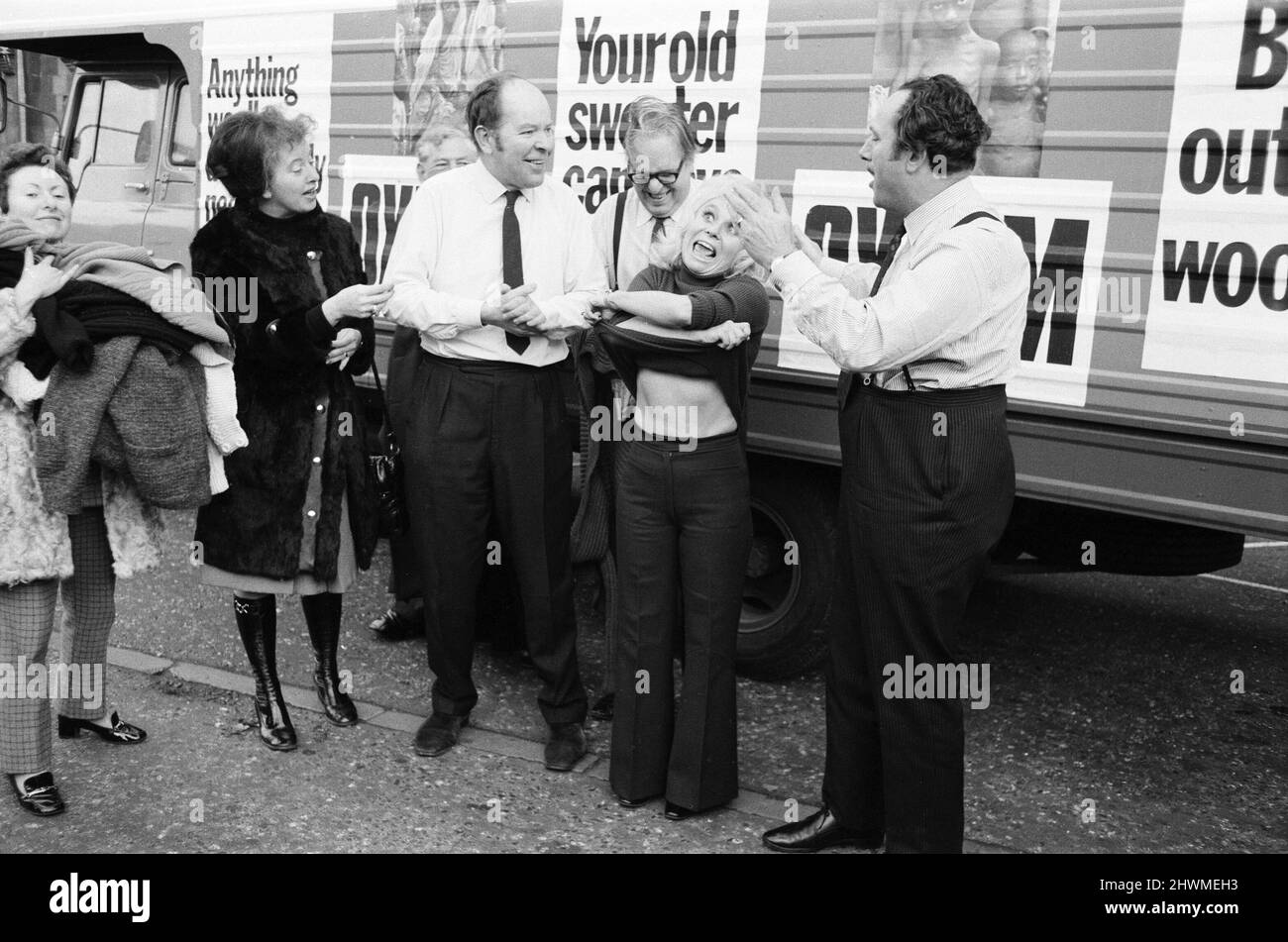Sono stati i maglioni per Barbara Windsor e i membri del Parlamento fuori dalla Casa del Signore per aiutare Oxfam a raccogliere i maglioni per i rifugiati pakistani. 24th novembre 1971. Foto Stock
