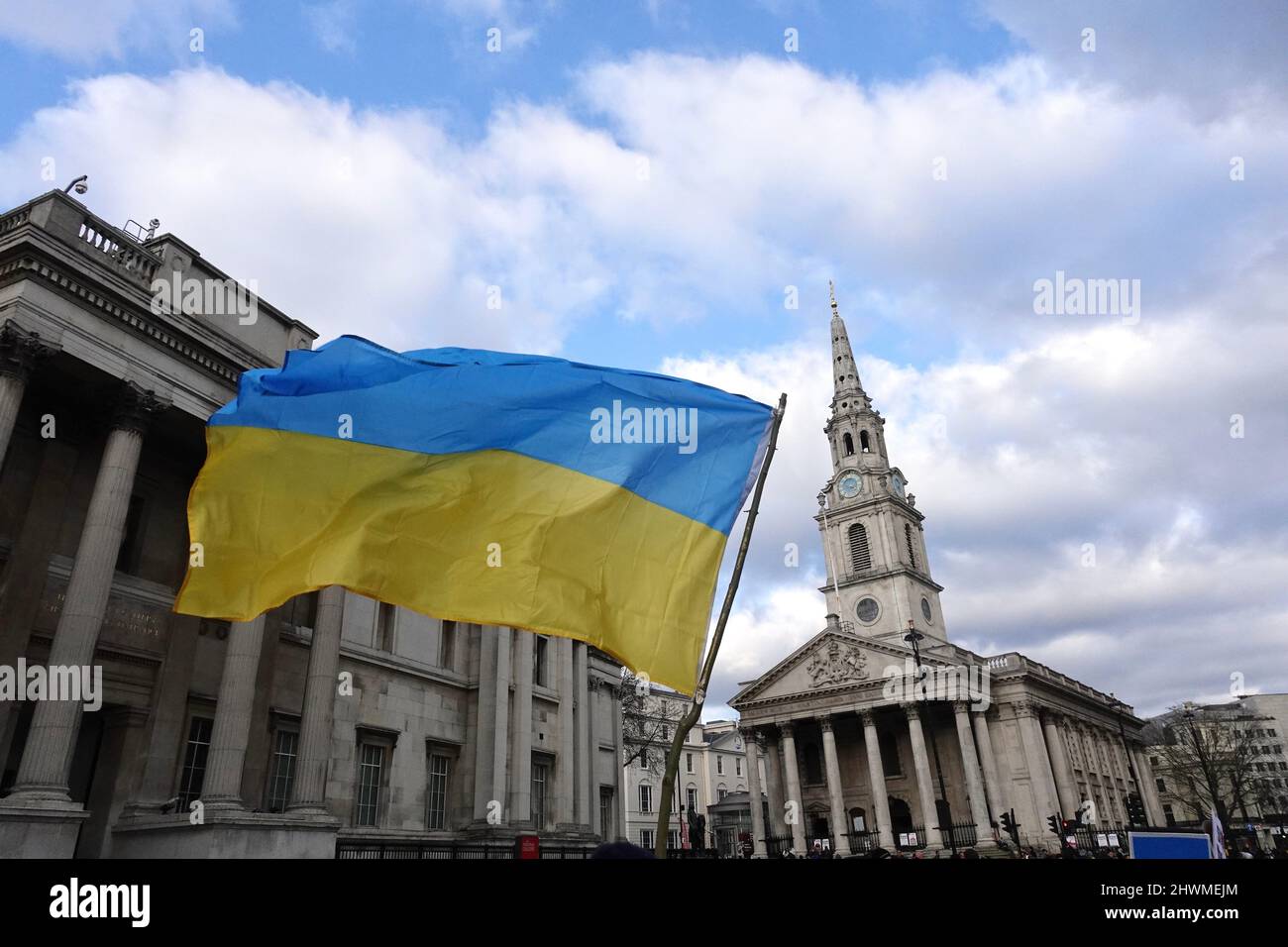 Dimostranti pro-Ucraina a Trafalgar Square a Londra domenica 6th marzo 2022 Foto Stock