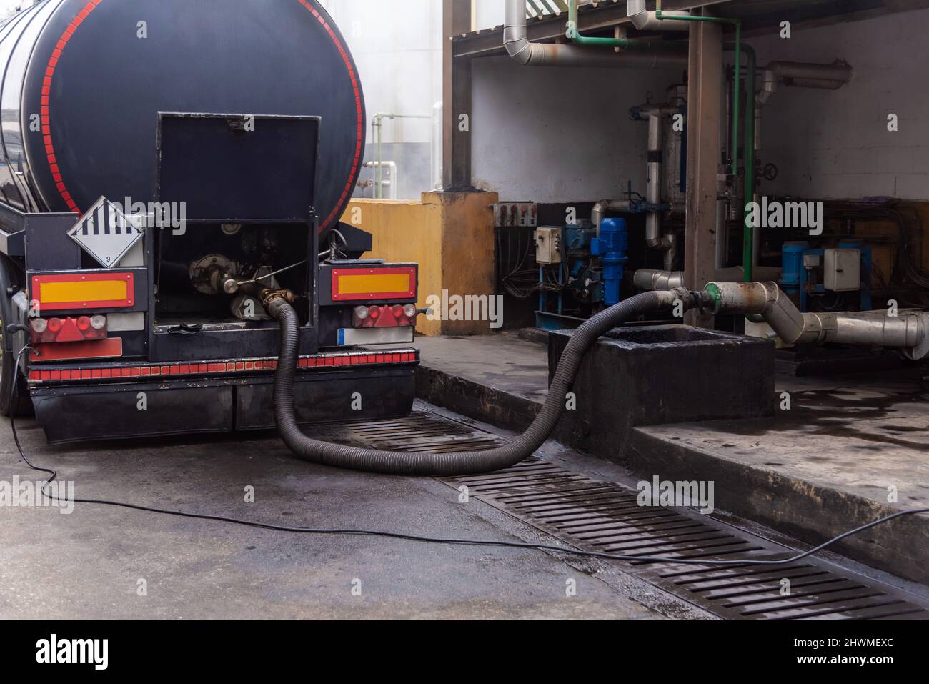 Camion cisterna scarico carburante in un settore. Foto Stock