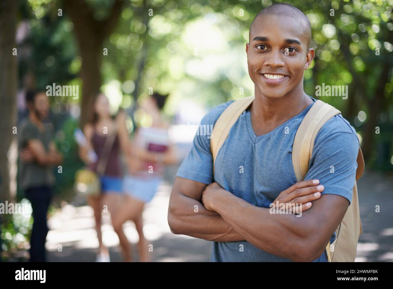 Il mio futuro nelle mie mani. Ritratto di un bel giovane uomo nel campus. Foto Stock