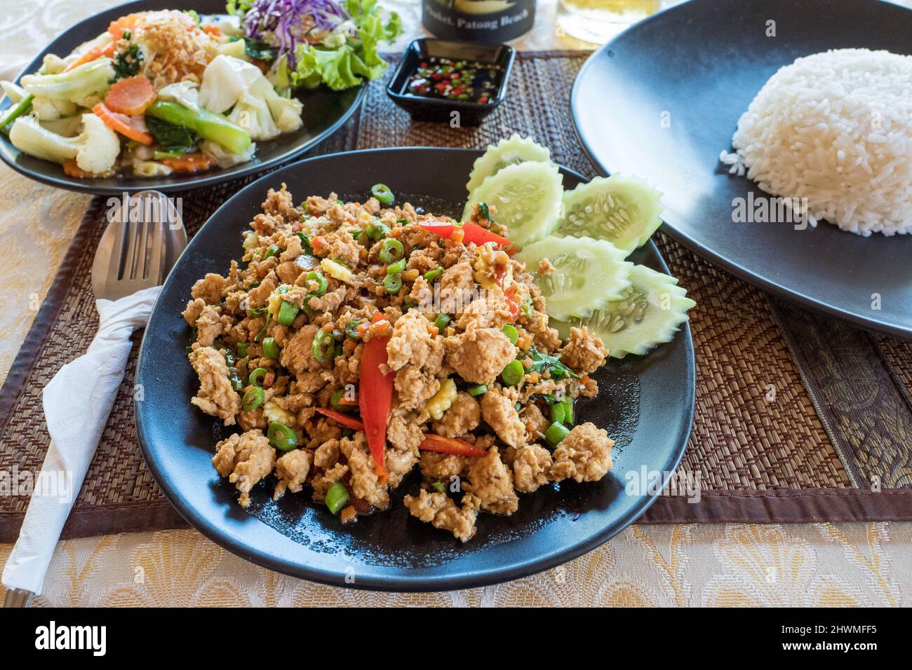 Krapow Gai - piccante piatto di pollo tritato tailandese e verdure miste serviti in un ristorante a sud di Hua Hin Foto Stock