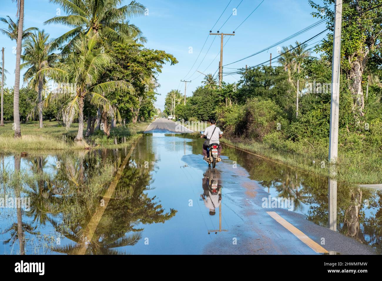 Strada di campagna acqua dopo la pioggia in paesaggio rurale vicino Sam Roi Yot in Thailandia a sud di Hua Hin Foto Stock