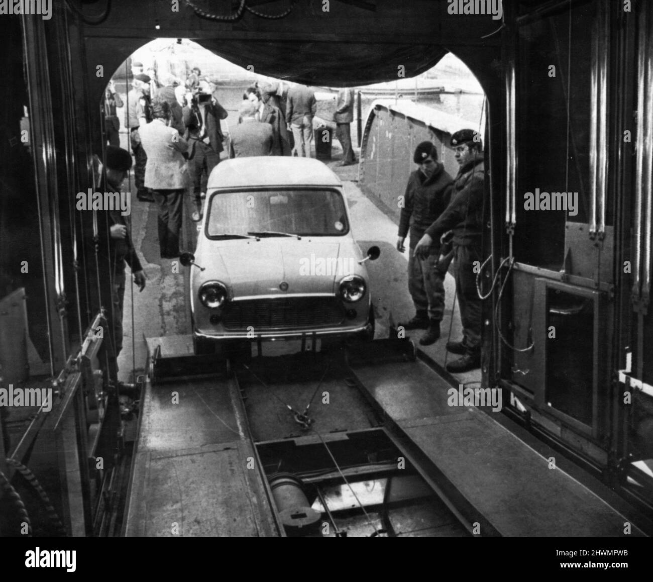 La nuova macchina a raggi X dell'esercito britannico, utilizzata per trovare armi e munizioni nascoste all'interno dei veicoli , raffigurata in funzionamento a Belfast, Irlanda del Nord. 21st settembre 1972. Foto Stock