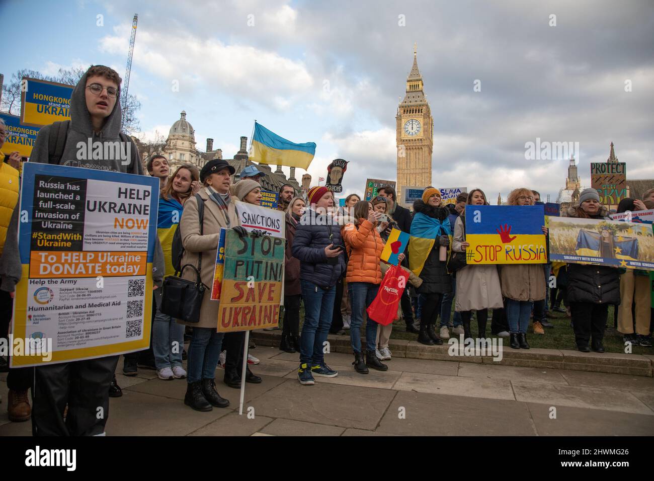 Londra, Regno Unito. 6th marzo 2022. La gente si è riunita in Piazza del Parlamento per protestare contro l'invasione russa dell'Ucraina e per chiedere la fine della guerra. Credit: Kiki Streitberger/Alamy Live News Foto Stock