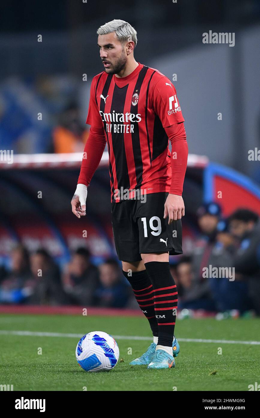 Napoli, Italia. 06th Mar 2022. Theo Hernandez dell'AC Milan durante la Serie A match tra la SSC Napoli e l'AC Milan allo Stadio Diego Armando Maradona, Napoli, Italia, il 6 marzo 2022. Credit: Giuseppe Maffia/Alamy Live News Foto Stock