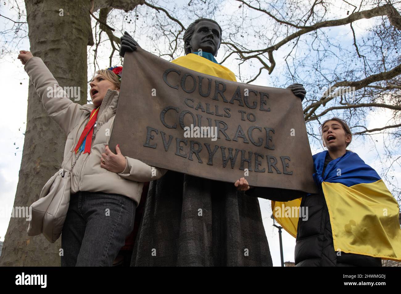 Londra, Regno Unito. 6th marzo 2022. I manifestanti si trovano accanto a una statua di Millicent Fawcett in Piazza del Parlamento, dove si sono riuniti per protestare contro l'invasione russa dell'Ucraina e per chiedere la fine della guerra. Credit: Kiki Streitberger/Alamy Live News Foto Stock