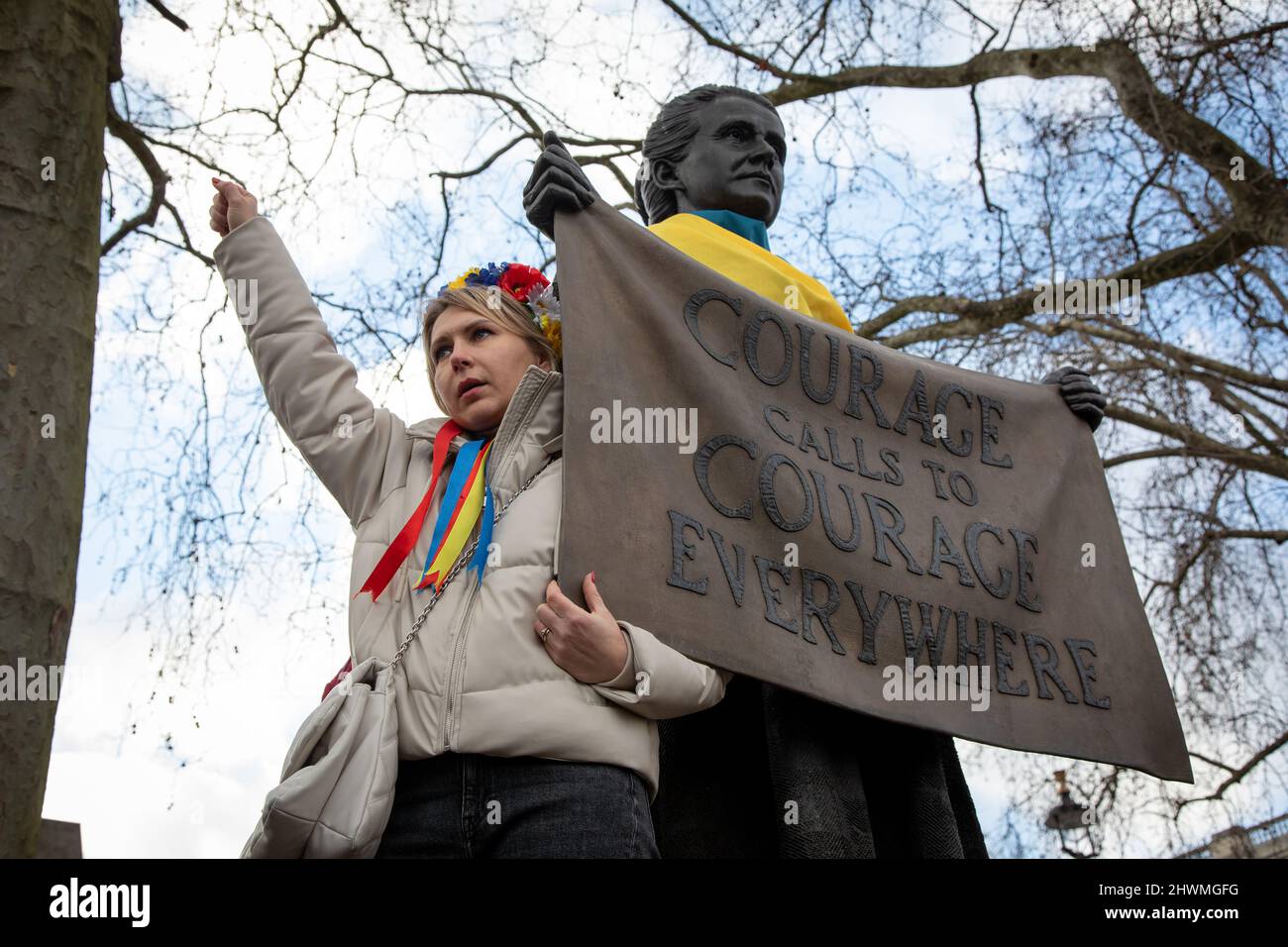 Londra, Regno Unito. 6th marzo 2022. Una donna si trova accanto a una statua di Millicent Fawcett in Piazza del Parlamento, dove si è riunita la gente per protestare contro l'invasione russa dell'Ucraina e per chiedere la fine della guerra. Credit: Kiki Streitberger/Alamy Live News Foto Stock