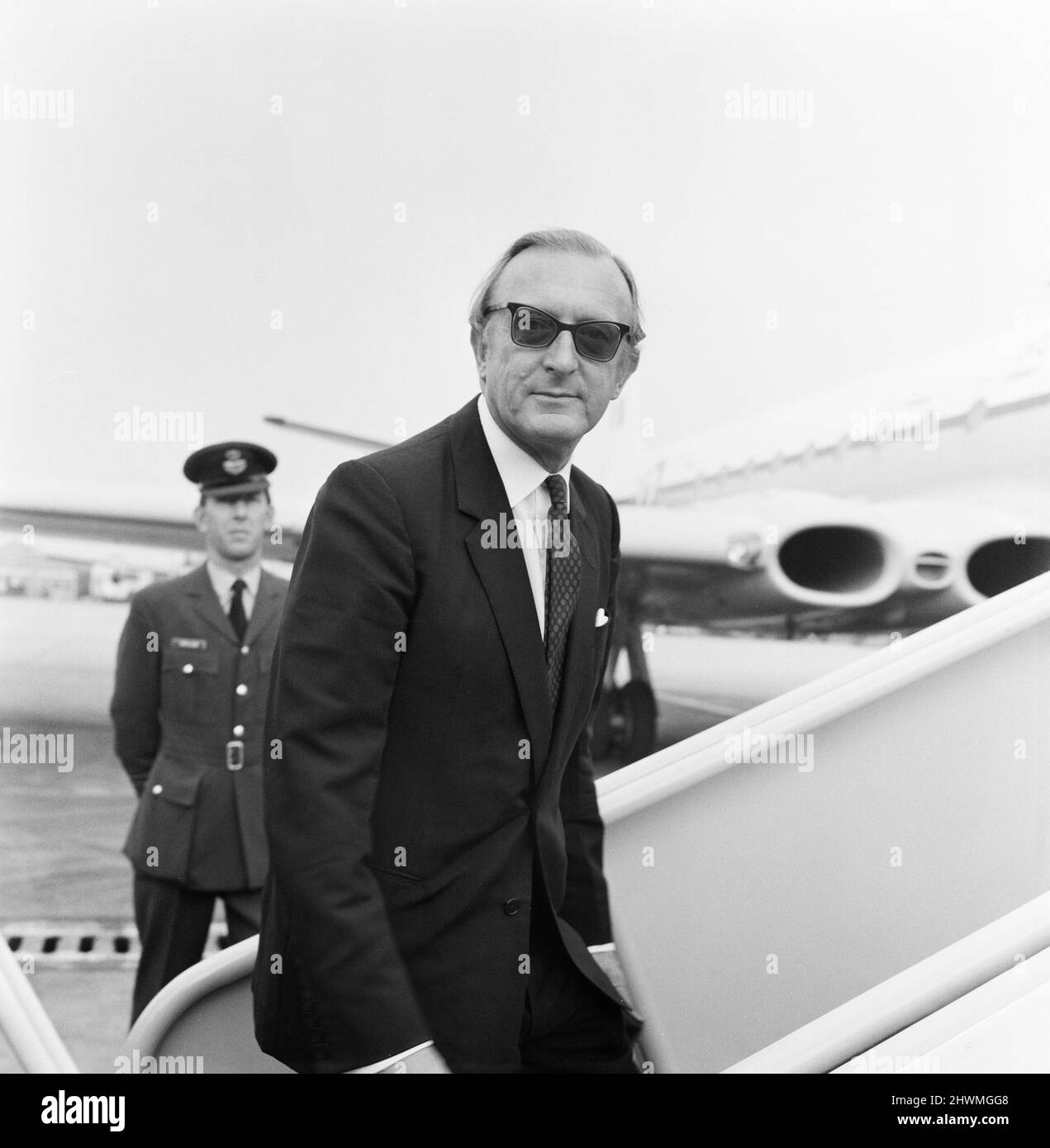 Il Segretario di Stato per la Difesa Lord Carrington ha illustrato di lasciare l'aeroporto di Heathrow, Londra, da RAF Comet per Malta, in vista dei colloqui con il primo ministro maltese Dom Mintoff. 19th agosto 1971. Carringtonobit Foto Stock