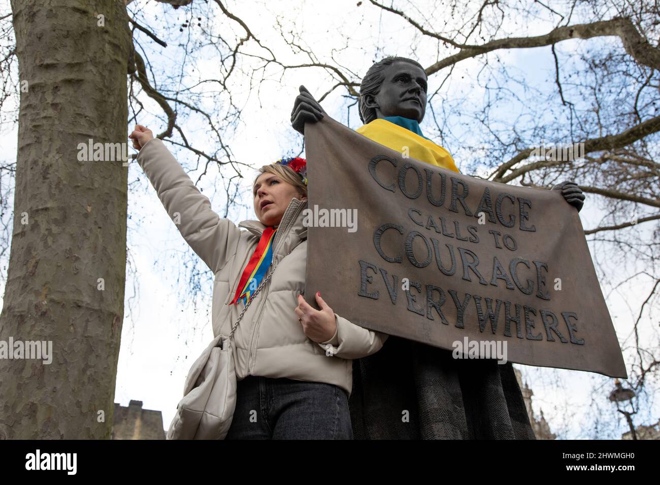Londra, Regno Unito. 6th marzo 2022. Una donna si trova accanto a una statua di Millicent Fawcett in Piazza del Parlamento, dove si è riunita la gente per protestare contro l'invasione russa dell'Ucraina e per chiedere la fine della guerra. Credit: Kiki Streitberger/Alamy Live News Foto Stock