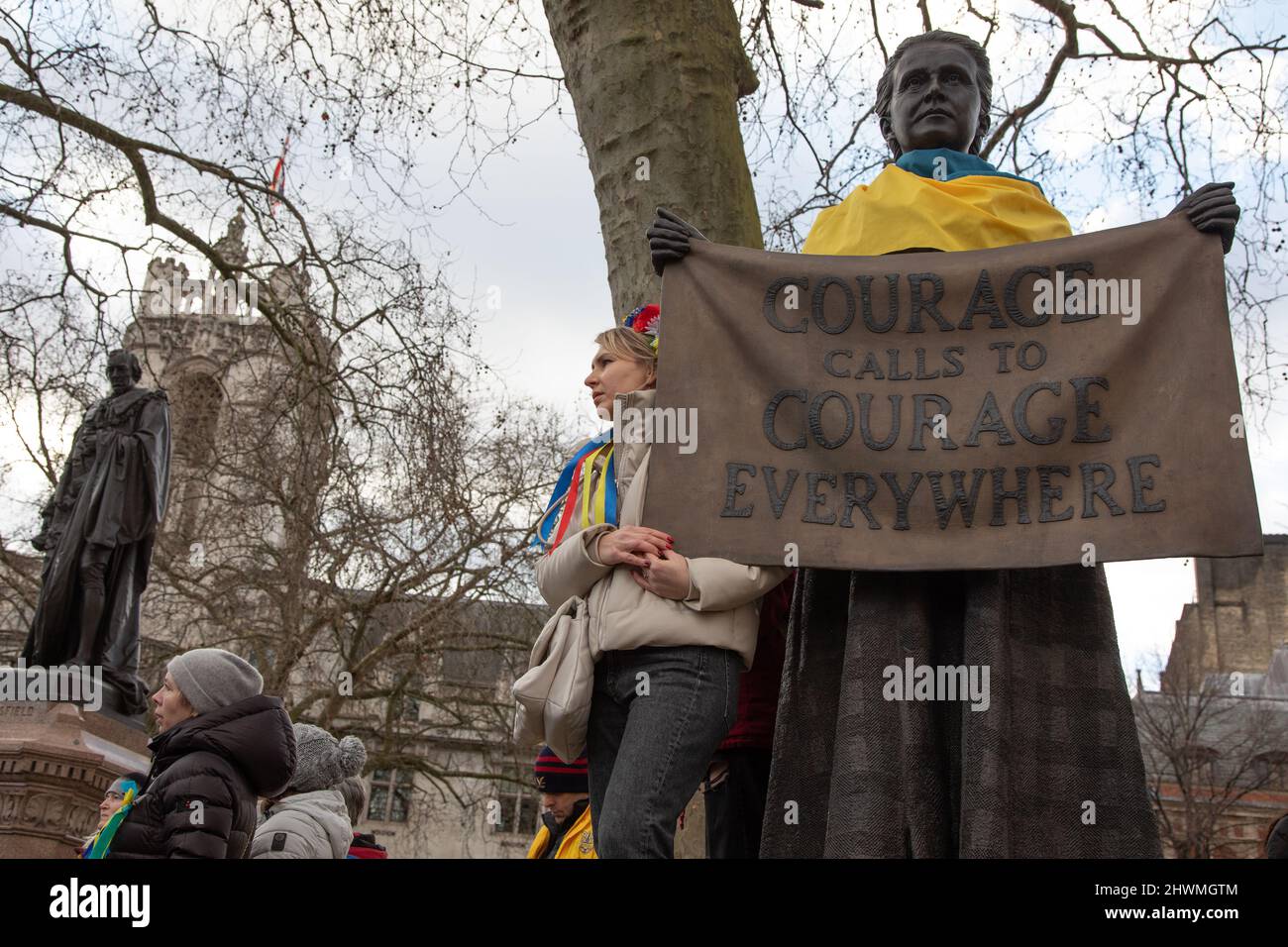 Londra, Regno Unito. 6th marzo 2022. La gente si è riunita in Piazza del Parlamento per protestare contro l'invasione russa dell'Ucraina e per chiedere la fine della guerra. Credit: Kiki Streitberger/Alamy Live News Foto Stock