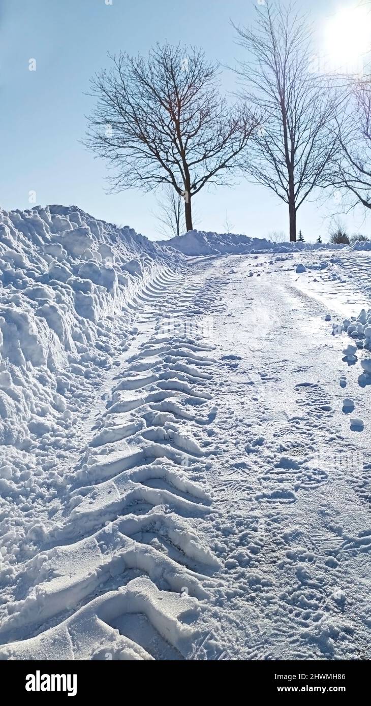 Contrassegno pneumatico nella strada sterrata dopo una tempesta di neve in inverno Foto Stock