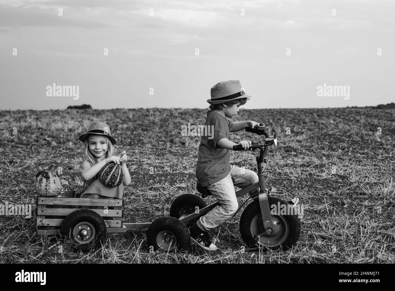 Fratello e sorella. Dolce infanzia. Concetto di bambini attivi. Tempo libero estivo. Infanzia in campagna. Concetto di agricoltore per bambini. Foto Stock