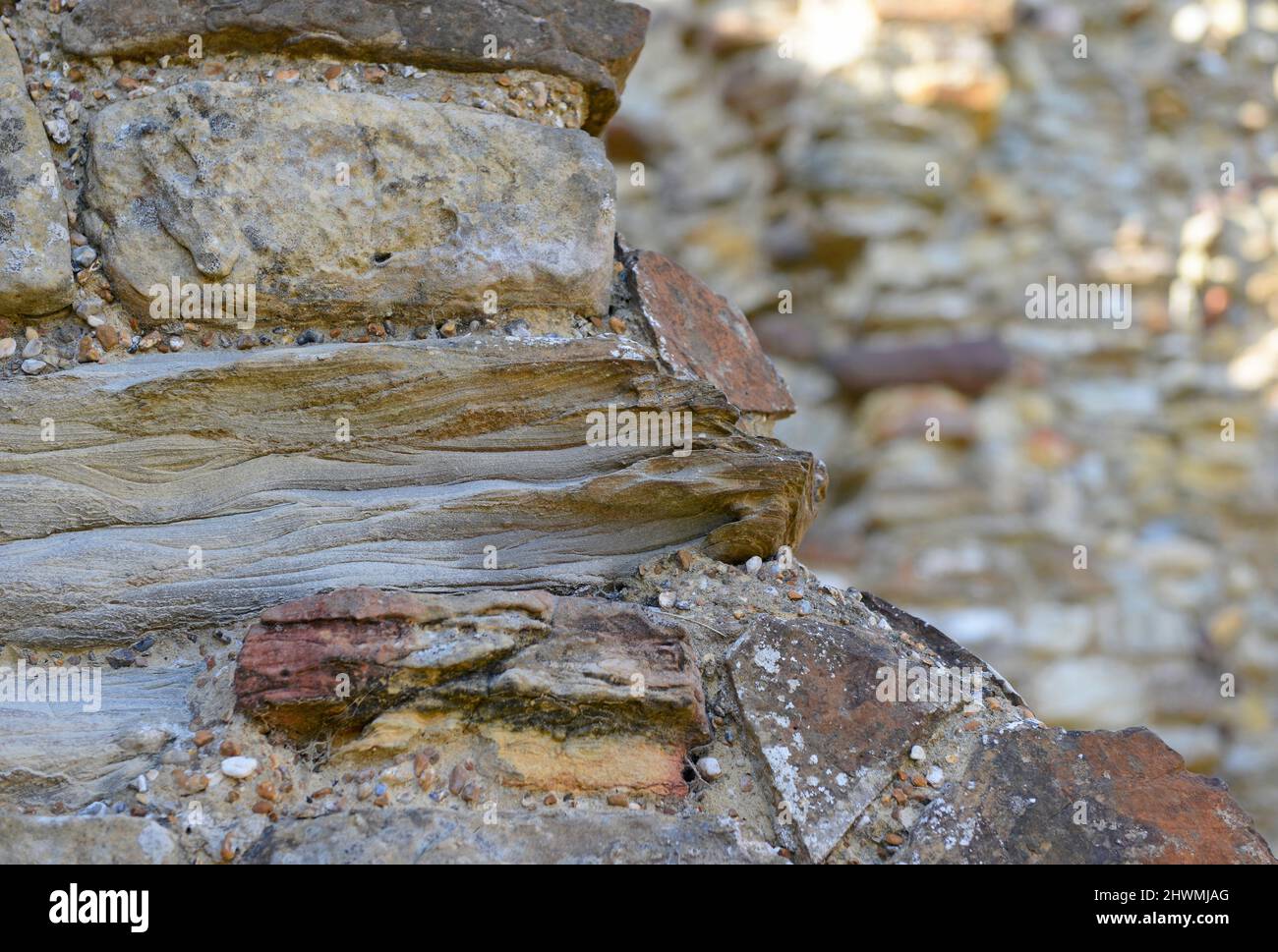 Particolare di una pietra rotta al castello di Hastings, Sussex, Regno Unito Foto Stock