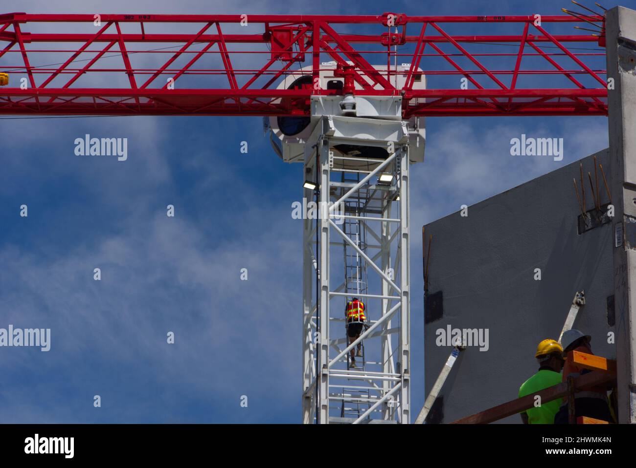 Gru di cantiere e lavoratori di cantiere in un cantiere di sviluppo a Bendigo, Victoria, Australia. Foto Stock