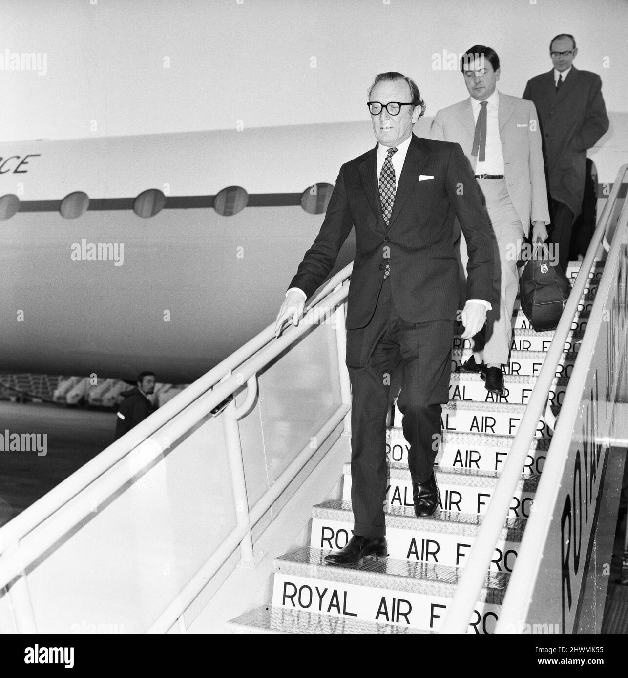 Il Segretario di Stato per la Difesa Lord Carrington arriva all'aeroporto di Heathrow da Roma dove ha avuto colloqui con il primo Ministro Dom Mintoff di Malta durante la crisi in corso. 21st gennaio 1972. Foto Stock