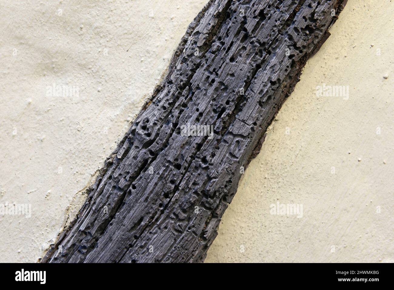 Legno leggermente decaduto in una vecchia casa muro in Hastings, Sussex, Regno Unito Foto Stock