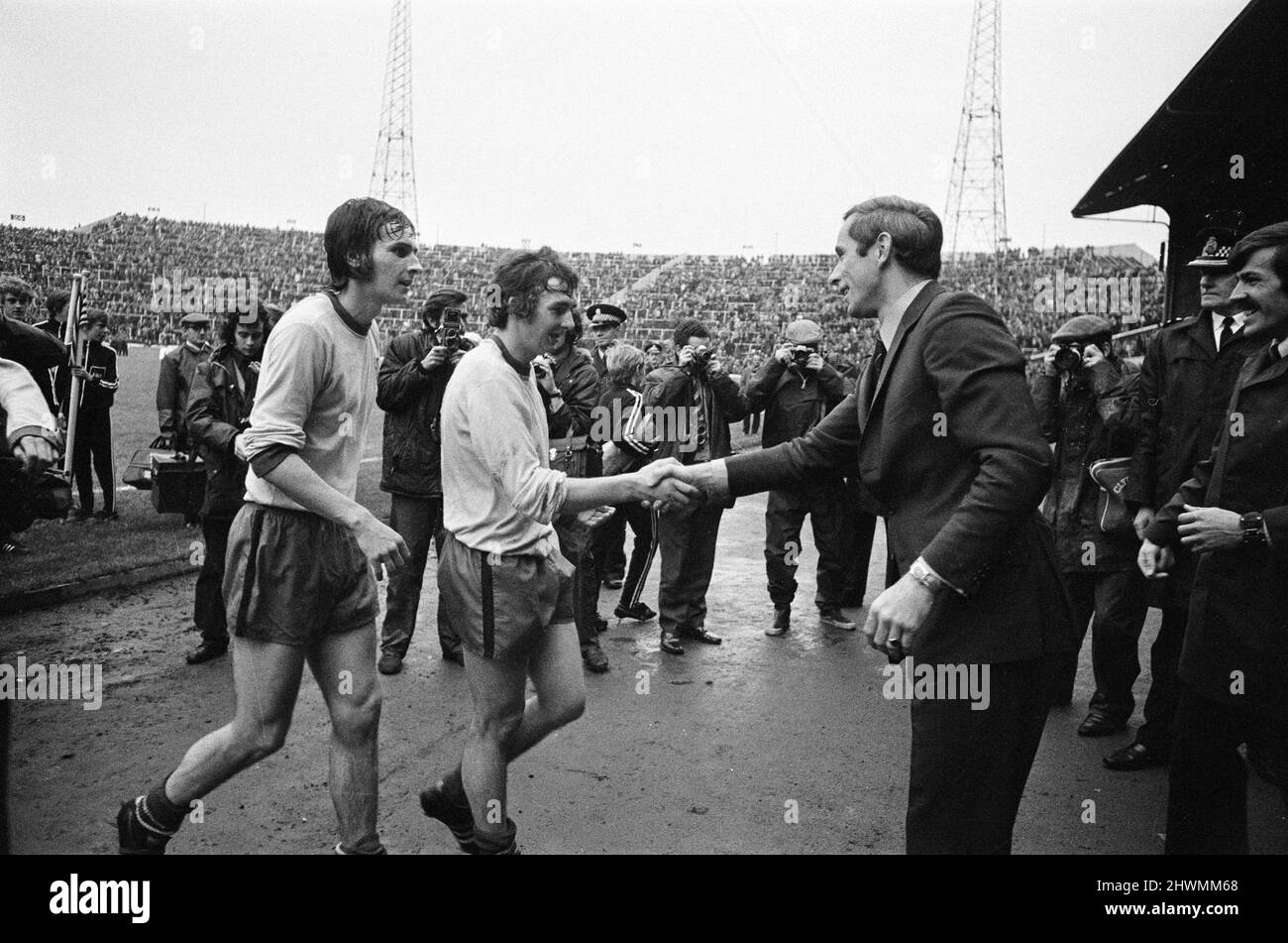 Partick Thistle 4-1 Celtic, Scottish League Cup Final, Hampden Park, sabato 23rd ottobre 1971. La nostra foto mostra ... Il manager di Partick Thistle, DAVIE McFarland, si congratula con i suoi giocatori quando escono dal campo. Foto Stock