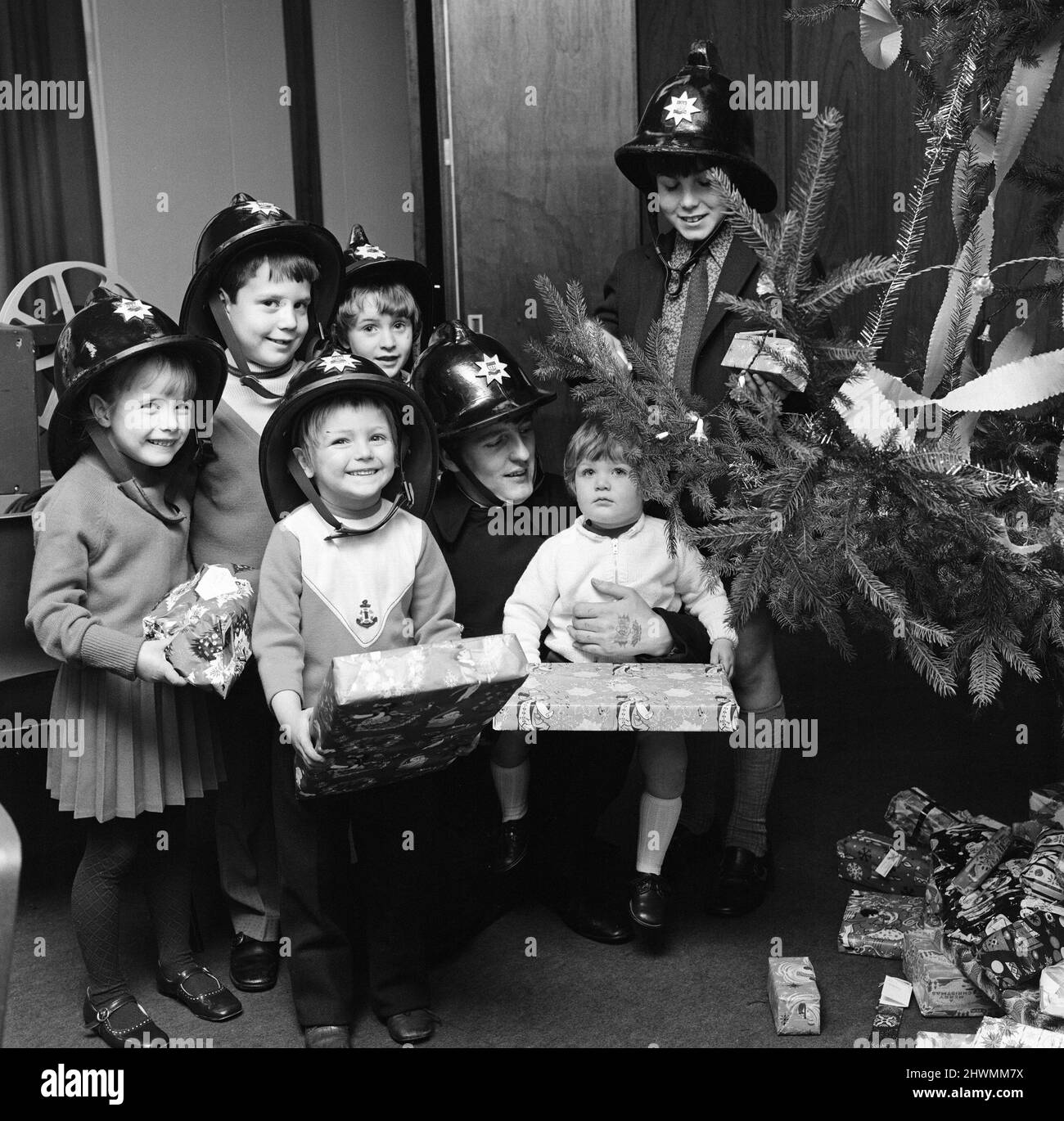 Festa per bambini nella stazione dei vigili del fuoco di Seal Sands. 1972. Foto Stock