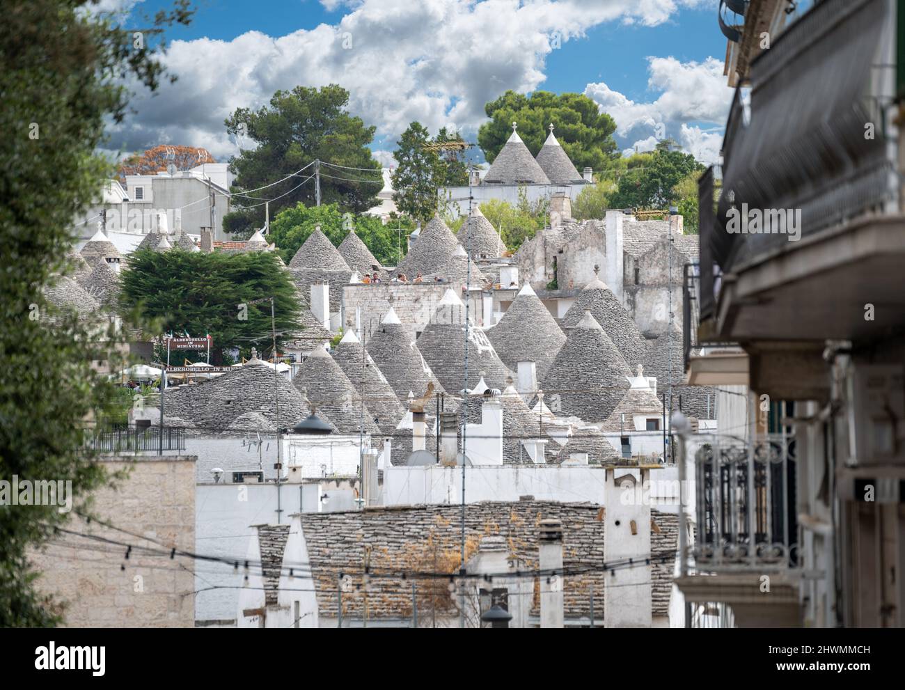 Alberobello,Puglia,Italia. Agosto 2021. Incredibile filmato aereo dell'incantevole villaggio storico. Dall'alto, l'inconfondibile paesaggio cittadino caratterizza Foto Stock