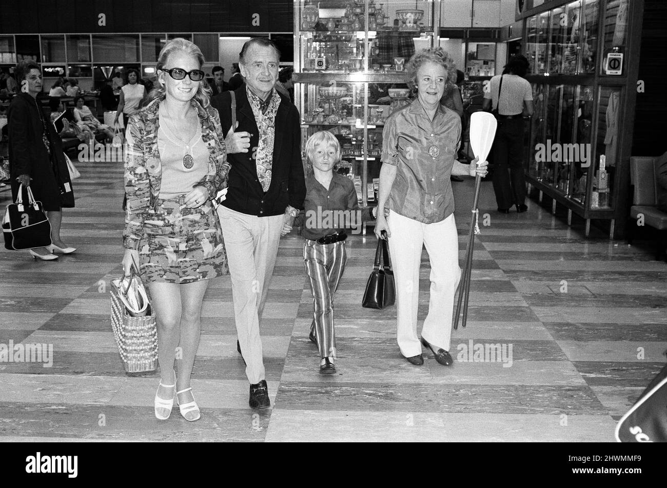 Juliet Mills e suo figlio Sean all'aeroporto di Heathrow per New York. Sono stati visti fuori dai suoi genitori, John Mills e Mary Hayley Bell. 5th luglio 1971. Foto Stock