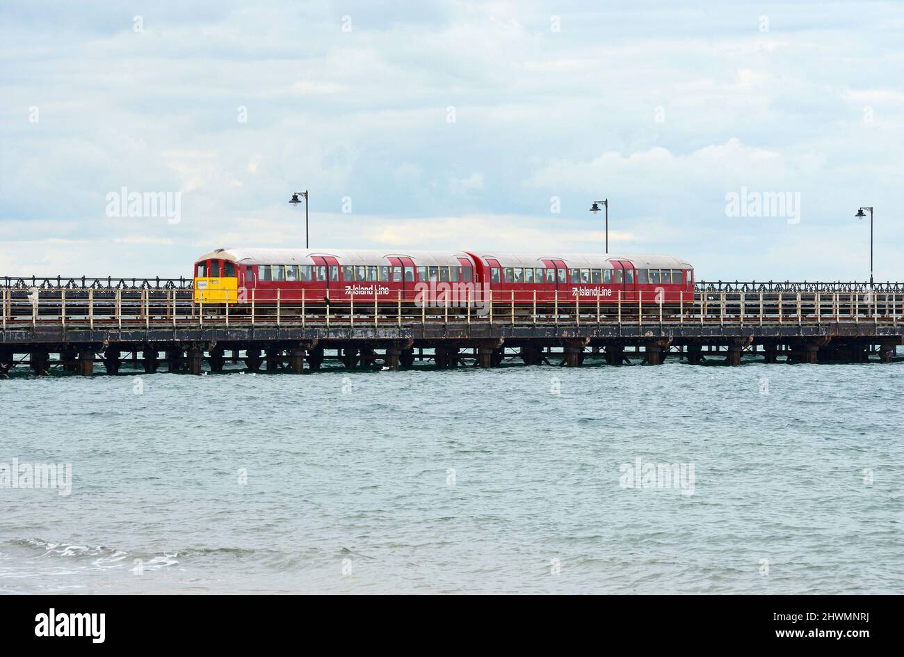 Un treno percorre il molo di Ryde sulla linea ferroviaria dell'isola di Wight, Regno Unito. Queste vecchie 1930s unità sono state sostituite da nuove. Foto Stock