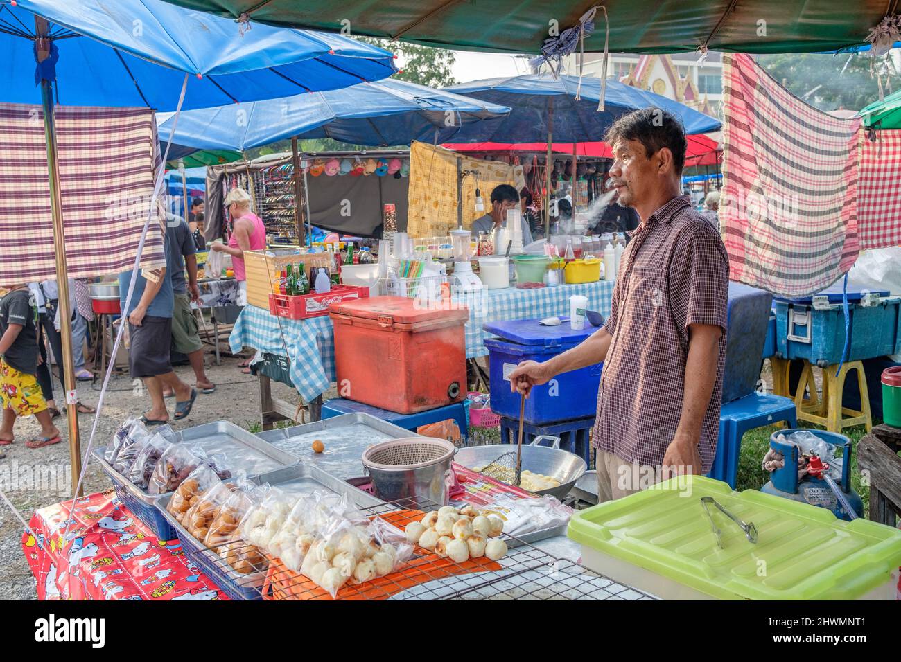 Mercato locale Domenica nel villaggio di Khao Tao appena a sud di Hua Hin in Thailandia Foto Stock
