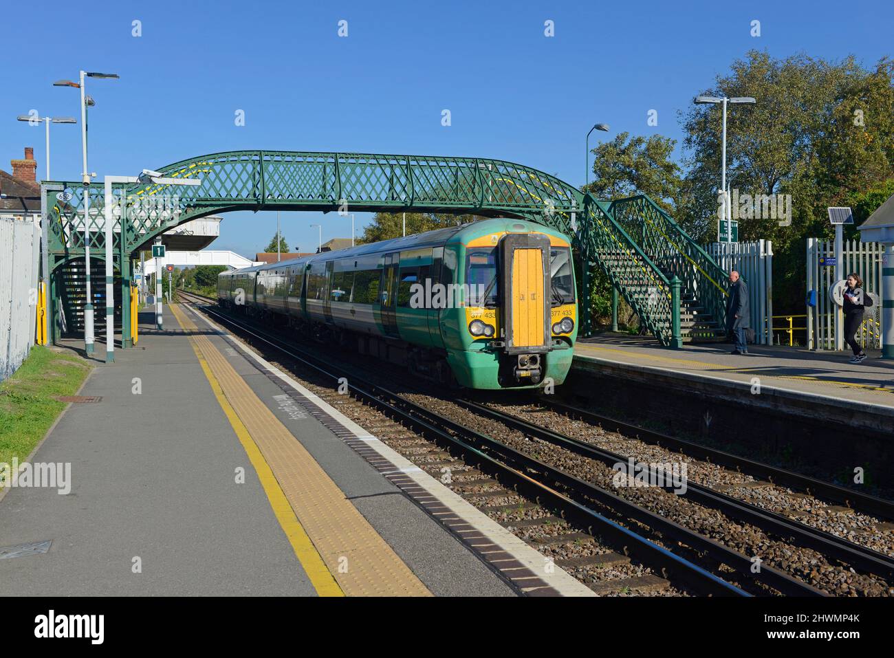 Un treno arriva alla stazione di Hampden Park a Eastbourne, Sussex, Regno Unito Foto Stock
