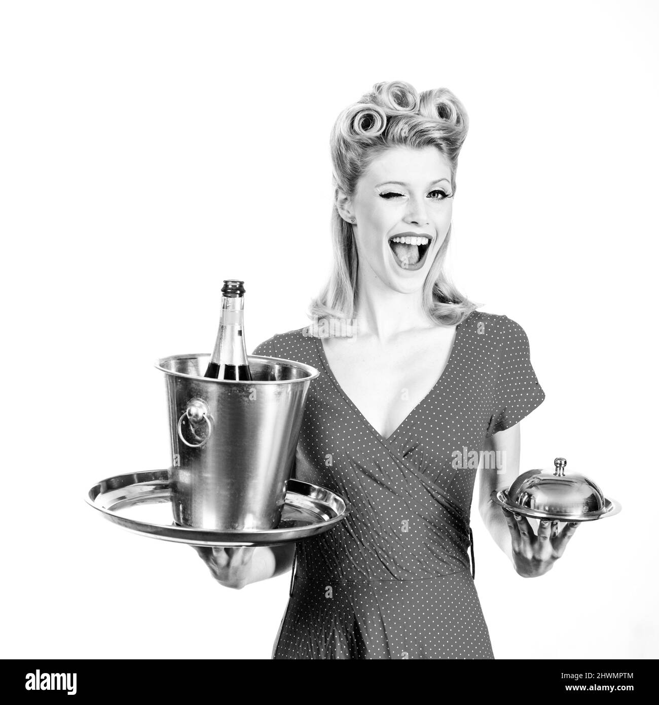 Cameriere catering Pinup con champagne e vassoio di servizio. Il ristorante propone un concetto di presentazione. Foto Stock