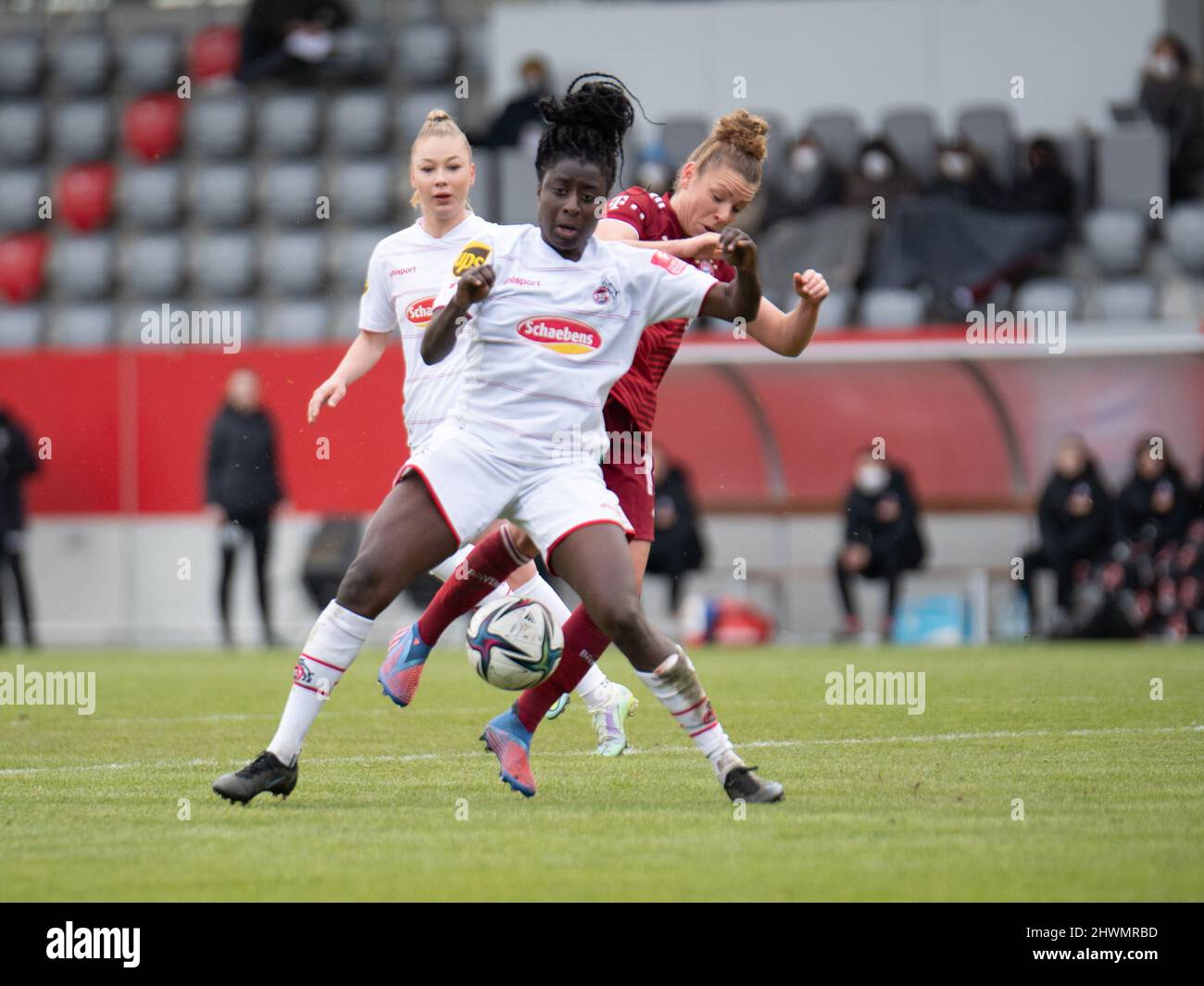 Eunice Beckmann (11 FC Köln) und Linda Dallmann (10 FC Bayern München) durante la partita di flyeralarm Frauen Bundesliga tra il FC Bayern Monaco e il 1. Foto Stock