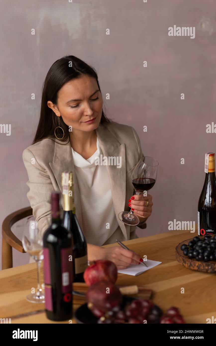 Bella donna sommelier scrittura note prova vino bevanda Foto Stock