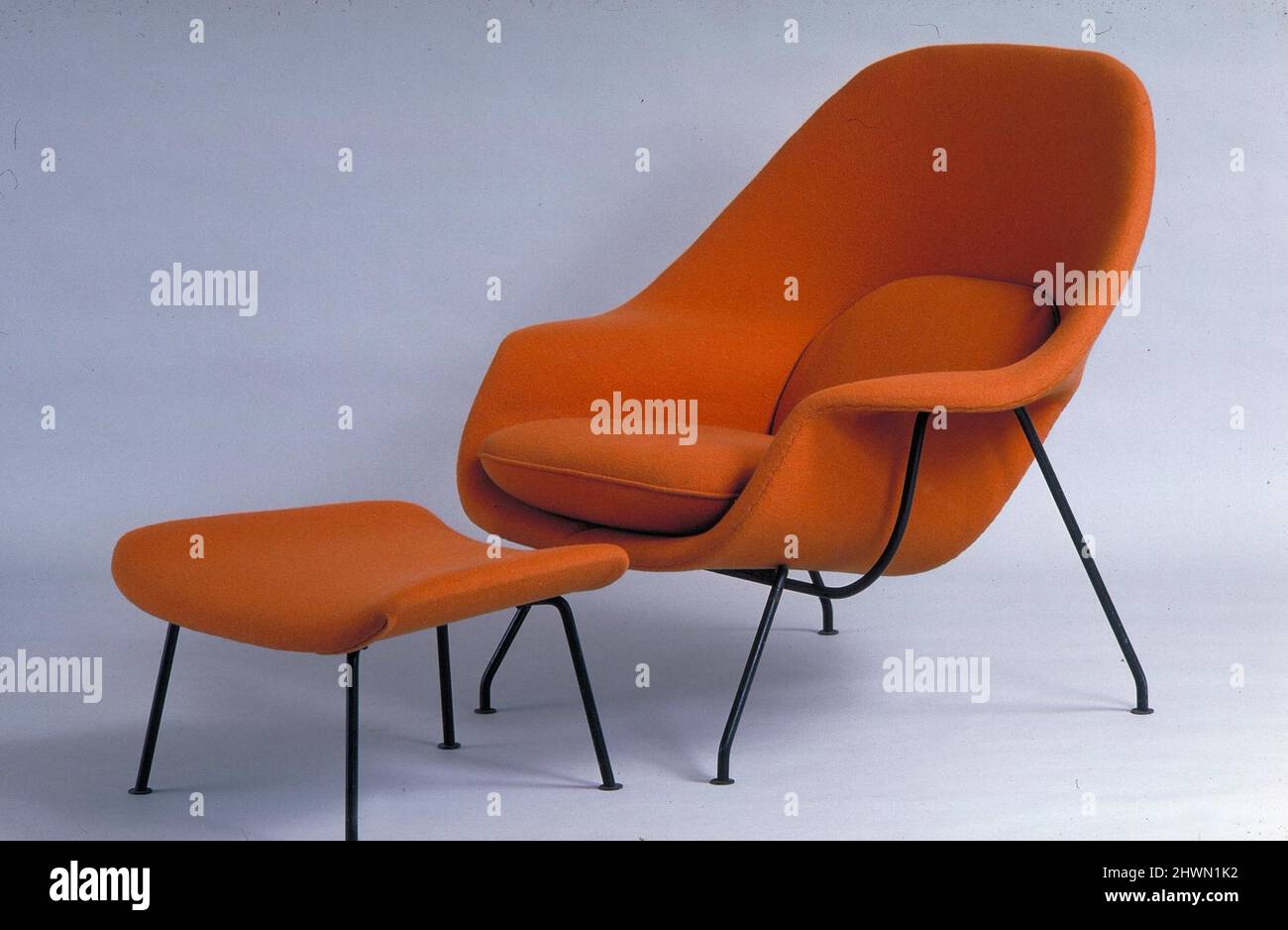 Sedia "womb" e ottomana. Progettista: Eero Saarinen, americano, nato in Finlandia, 1910–1961Manufacturer: Knoll Inc., americano, fondata nel 1938 Foto Stock