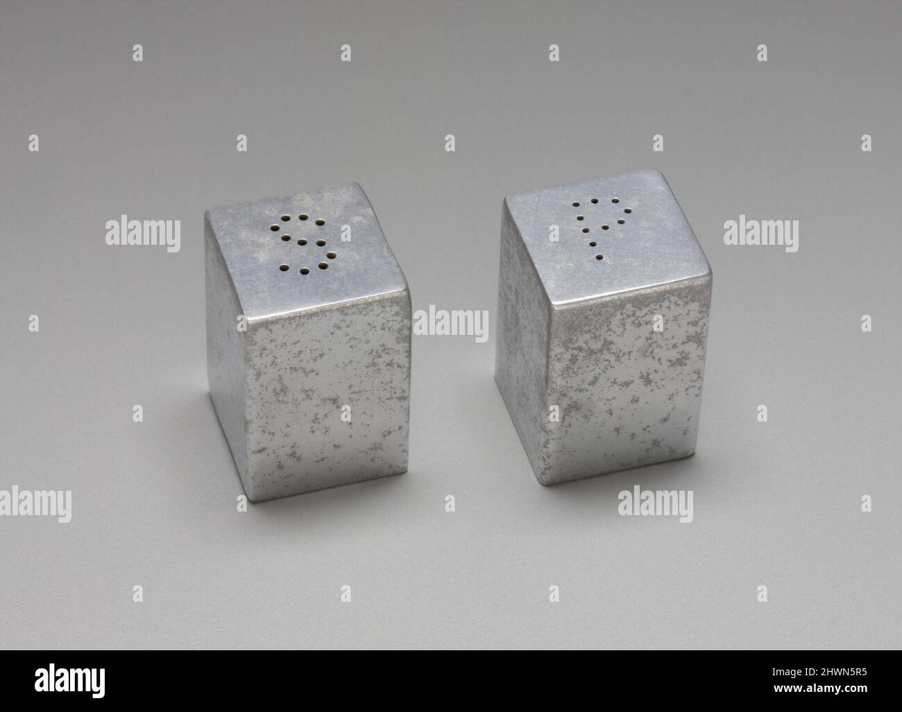 Agitatori con sale e pepe. Designer: Charles Sheeler, americano, 1883–1965Manufacturer: Revere Copper and Brass Incorporated, americano, fondato nel 1801 Foto Stock