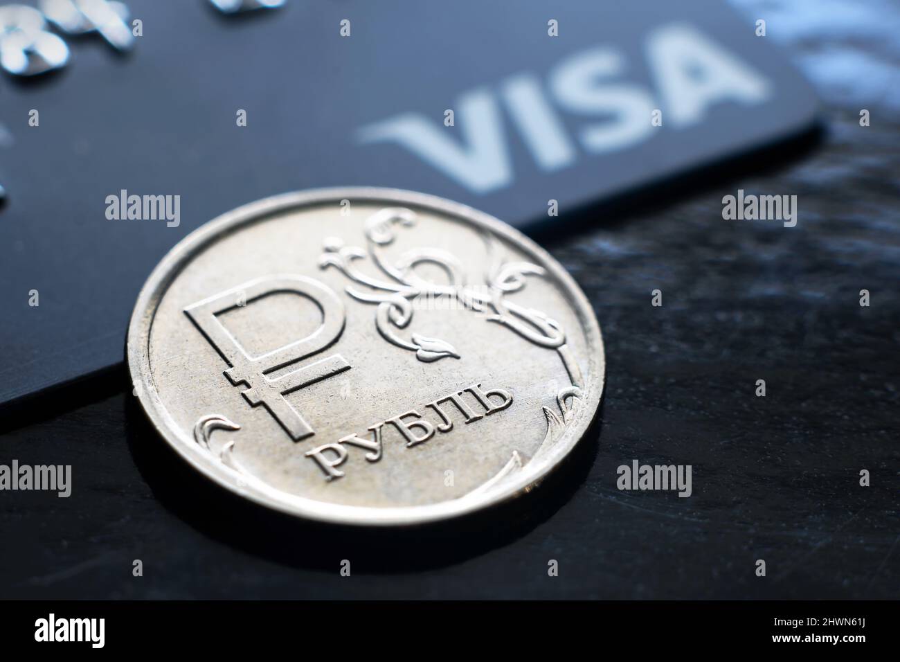 Mosca - 6 marzo 2022: Moneta Ruble e carta di credito Visa, il denaro russo è sotto pressione da sanzioni. Concetto di valuta, transazioni annullate a Foto Stock