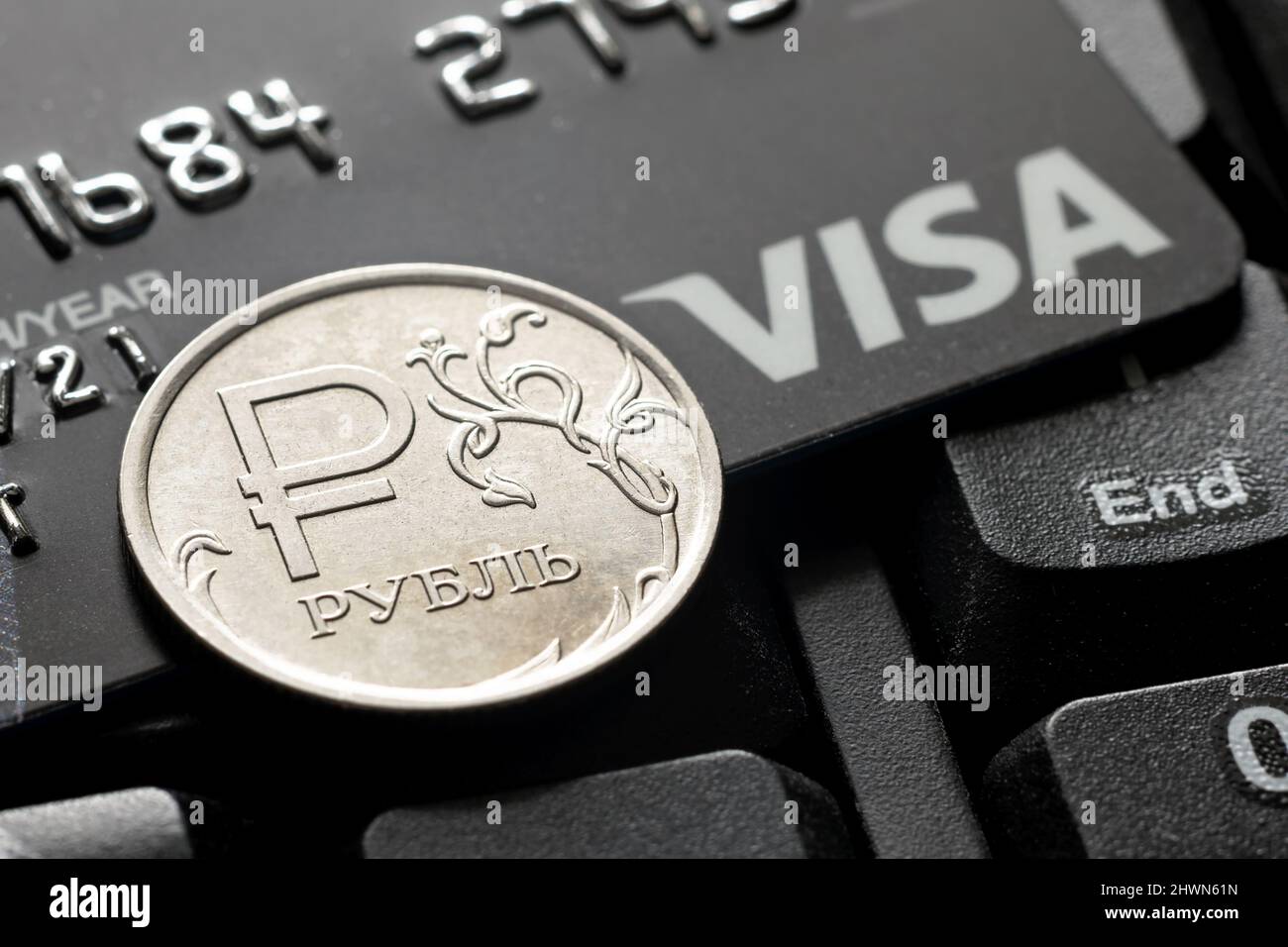 Mosca - 6 marzo 2022: Moneta Ruble e carta di credito Visa, il denaro russo è sotto pressione dalla geopolitica. Concetto di sanzioni, transazione annullata Foto Stock