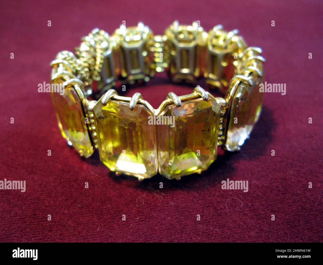 Braccialetto. Designer: Elsa Schiaparelli, francese, nata Italia, 1890–1973Manufacturer: The Ralph De Rosa Company, 1934–1970 Foto Stock