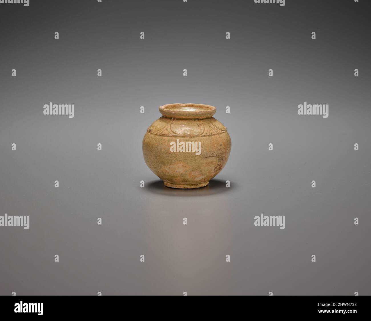 Vaso con decorazioni in loto incise e rialzate Foto Stock